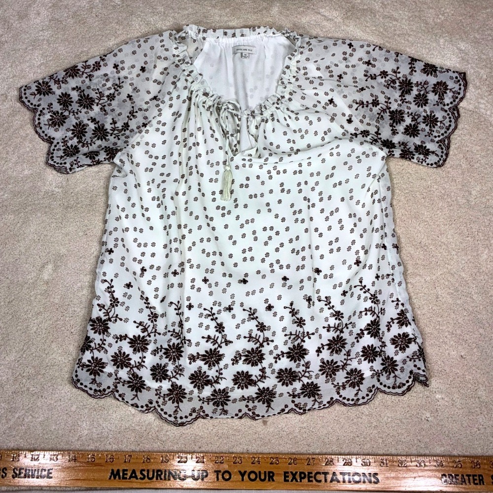 Skies Are Blue Floral Embroidered Peasant Blouse White Brown Scallop Hem Medium